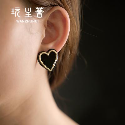 China FASHIONABLE New Style Hip Hop Girl Black Heart Shape Resin Cool Earrings for sale