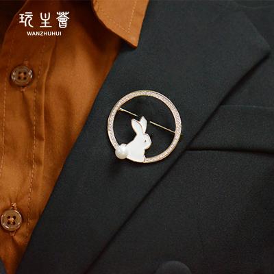 China Rabbit Circle Brooch White and Gold Copper New Design Brooch for sale