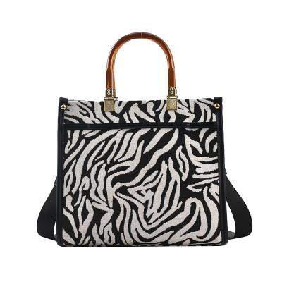 China Fashion Leopard Print Handbag Hot Selling Large Capacity Single Shoulder Messenger Bag Tote Bag for sale