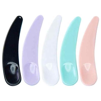 China Portable Wholesale Plastic Spatula Black Beauty White Makeup Face Cosmetic Eye Cream Scoop Spoon for sale