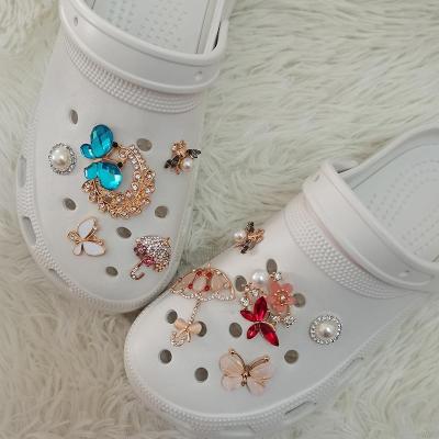 China Designer DIY Luxury Vintage Croc Bling Charms Croc Bling Shiny Rhinestones Clogs Shoes Accessories Shiny Metal Croc Accessories for sale