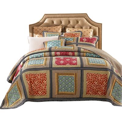 China Durable Bedspread Set Embroidery Kantha Handmade Cover Cotton Fabric Wholesale Double Sided Quilted Patchwork Comforter for sale