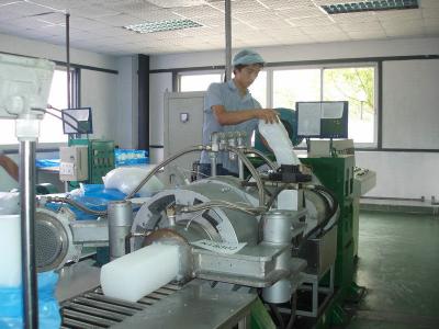 China Alta máquina de goma técnica del extrusor, refrigeración por agua del extrusor de goma del tamiz en venta