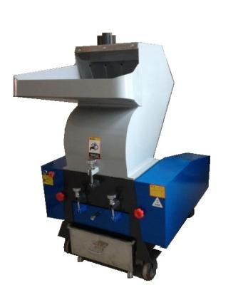 China Automatic Bottle Plastic Crusher Machine Single Shaft Design Low Noise for sale