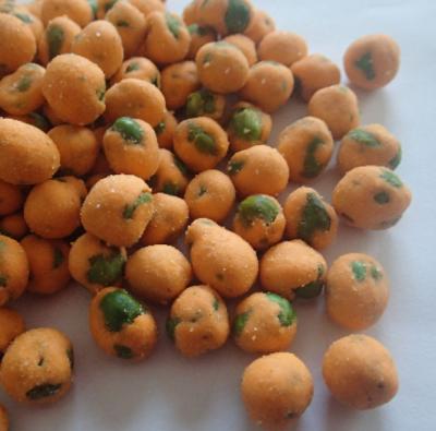 China Tarwemeel Gezonde Knapperige Snacks Chili Coated Green Pea Crisps Te koop