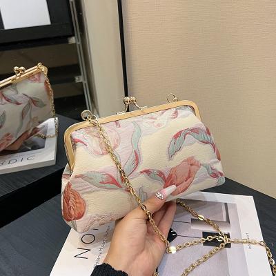 China NEW CLIP CHAIN BAG CHINESE STYLE SHELL BAG NATIONAL STYLE FLORER SHOULDER BAG mode diner crossbody tas voor vrouwen Te koop