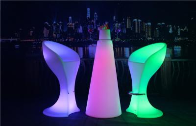 Cina Il colore pieno di plastica del PE ha condotto la mobilia di incandescenza con lo sgabello da bar del pedale/LED del metallo in vendita