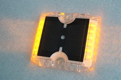 China 12 LED angetriebene Arbeits-Solartemperatur der Straßen-Bolzen-115×105×20 Millimeter -20°C +70°C zu verkaufen