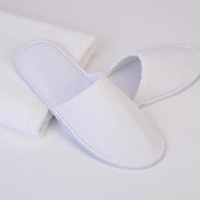 China Exquisite Disposable Hotel Amenities China Factory Non Slip Hotel Supplies Indoor Guest Slippers for sale