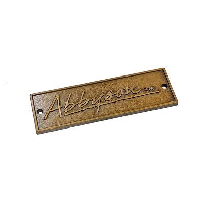 China Retro Apparel Nostalgia Label Crafts Vintage Metal Signs Letters Etched Etched Wine Dish Custom Logo Embossed Embossed Labels Retro Apparel for sale