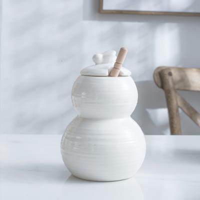 China Freshness Preservation Home Kitchen Used Unique Design Small Bee Ceramic Honey Jar Honey Pot With Wooden Drip Device for sale