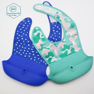 China Cute Baby Wears Customized Baby Burp Clothes With Silicone Pouch Catcher Baby Drool Feeding Bibs Wholesale for sale