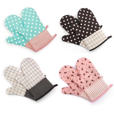 China Soft Cotton Heat Resistant Floral Oven Mitts Dotted BBQ Non-Slip Gloves with Dots Plaid for sale