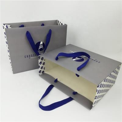 China Recyclable popular handmade paper packaging bag with cotton handle, custom logo paper gift bags for sale