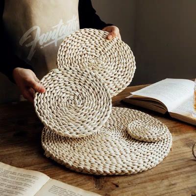 China Viable Wholesale Kitchen Natural Corn Husk Coffee Cup Table Mat Round Rattan Woven Dinner Table Mats Placemat for sale