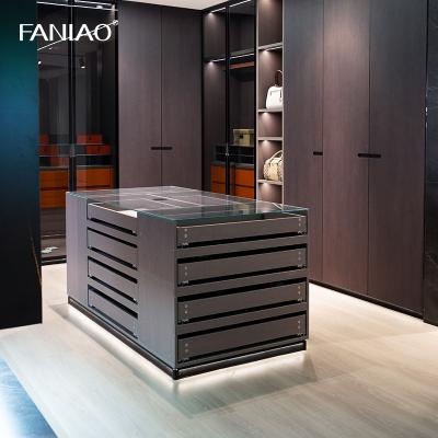 Cina Arredamento moderno Walk In Closet Disegno personalizzato Con porte finite in rivestimento in legno in vendita