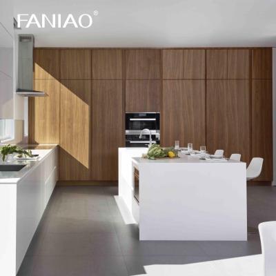 China Armario de cocina clásico de madera precio asequible personalizado moderno de madera de grano apartamento de diseño moderno armario de cocina en venta