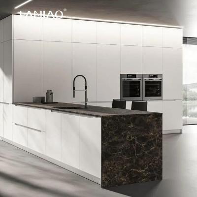 China Modern New Design Melamine Kitchen Cabinets For Villa Project à venda