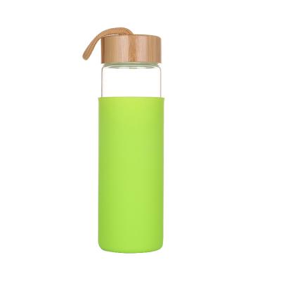 China BPA Free Sustainable High Borosilicate 550ml Glass Water Bottle With Bamboo Top With Rope for sale