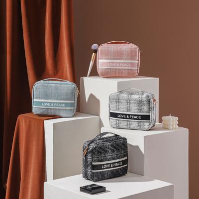 China Fashion Logo Travel Portable Lady Polyester Zipper Toiletry Bag Custom Makeup Storage Pouch Cosmetic Bag for sale