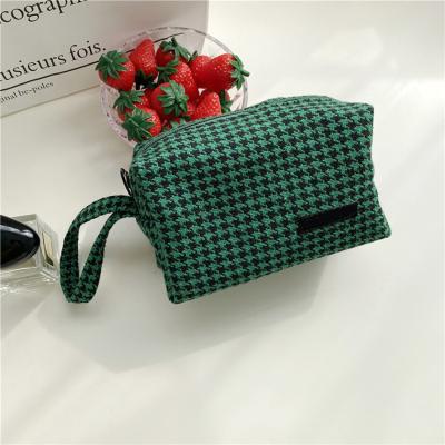 China Wholesale Portable Toiletry Pouch Custom Printing Tweed Design Travel Cosmetic Bag For Men With Nylon Zipper for sale