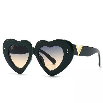 China Eyewear Trade 2022 New Fashion Love Style Sun Shades For Women Heart Shape Sunglasses for sale