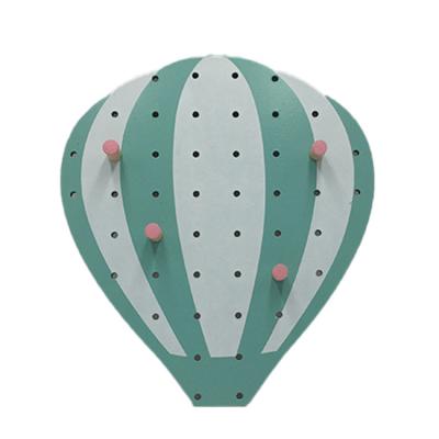 China New Novelty Craft Wooden Balloon Shape Wall Hanging Kids Room Wooden Cute Decorative Children Peg Board for sale