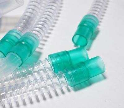 China Dispositivos de anestesia médica desechables para las vías respiratorias Circuito de respiración corrugado de PVC Circuito de respiración corrugado de PVC en venta