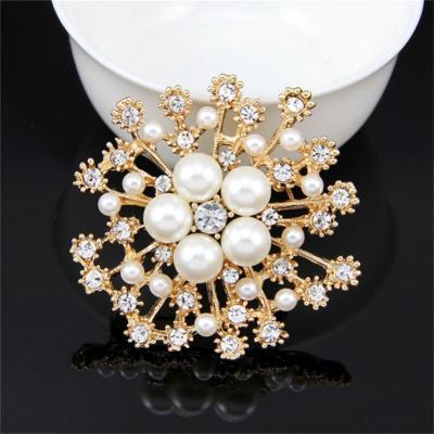 China Wholesale Custom Korean Brooches Pearl Crystal Brooch Pin Brooches Flower Designer Rhinestone Snowflake Accessories Women Ladies ALLOY for sale