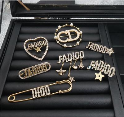 China Designer Charms Factory Wholesale Fashion Rhinestone Pin Brooch Ladies Luxury Round Environmental Friendly Letter for sale