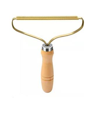 China Portable Scratching Device Manual Scratching Device Viable Wooden Handle Hair Dual Function Clothes Scraping Device Removal for sale