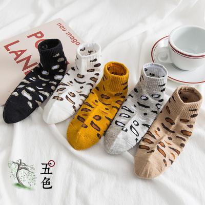 Chine Zhengpin D0310 Low Cut Ankle Socks Knitted Weaving Method Leopard Pattern Of Free-Size à vendre