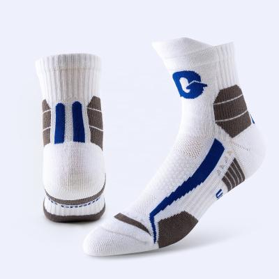 China LOW MOQ QUICK DRY Custom Logo Sock High Quality Men Sports Socks OEM Seamless Athletic Half Terry Basketball Crew Sock Factory for sale