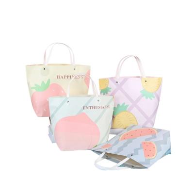 China Biodegradable hot sale fashion paper gift paper bags, cute kids birthday gift paper bag for sale