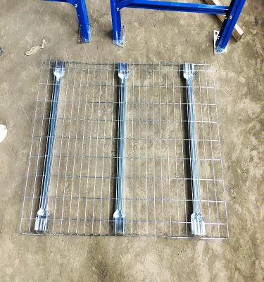 China Heavy Duty Corrosion Protection Warehouse Pallet Rack Galvanized Wire Mesh Decking L1350*W1000*H40mm or L1350*W900*H40mm for sale