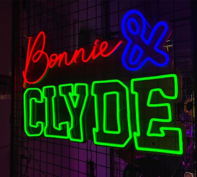 Chine Enseigne au néon de maison de chambre à coucher de partie de sarclage d'amant de Bonnie&clyde à vendre