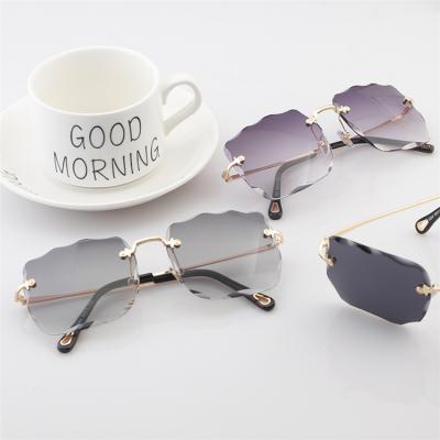 China Trade 2021 Eyewear Protect Eye Shaping Large Metal Rectangular Rimless Square Sunglasses Te koop