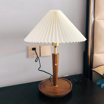 China Modern European style retro living room study bedroom wooden desk lamp for sale