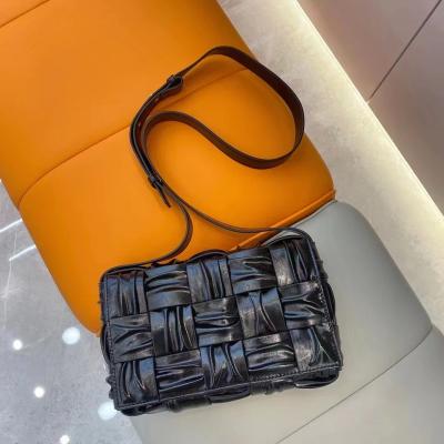 Chine Latest ENGLAND STYLE Fashion Chain Braided Handbags For Women Bag Lady Bags Luxury Leather Cross Shoulder - Body Tramp Knotted Handle Tote Bag à vendre