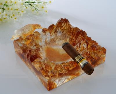 China Handmade luxury designer liuli magnet falcon amber cigar ashtray keepsake gift designer for business gift for sale