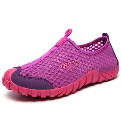 China 2020 36-44 Explosive Cheap Couples Cavity Mesh Breathable Aqua Couples Outdoor Beach Shoes for sale