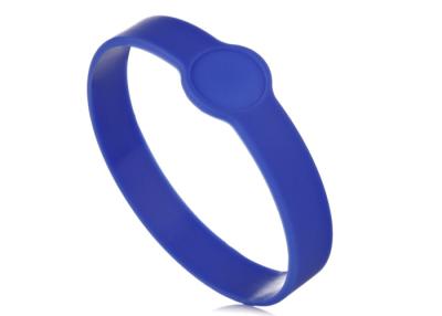 Cina Braccialetti in gomma siliconica personalizzati ecologici a forma di figura blu in vendita