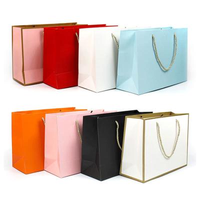 Κίνα Laminated White Paper Bag Custom Logo Print Fashion Cosmetic Packaging Bag for Jewelry προς πώληση