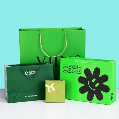 China Impresión de logotipos personalizados Bolsas de papel verde personalizadas Impresión para envases de regalos en venta