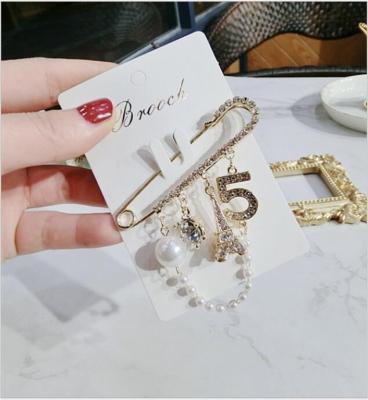 China New Design Alloy Jewelry Diamond Tassel Pearl Rhinestone Pearl 5 Woman Brooch for sale