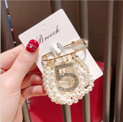 China New Design High End Baroque ALLOY Diamond Jewelry Digital 5 Beads Tassel Woman Brooch for sale