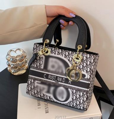 China Fashionable and elegant, simple and flexible waterproof cross - body personalized cross - retro printed portable ladies body bags women handbags for sale