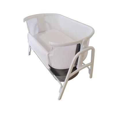 China Factory direct sale contemporary portable crib baby crib hutch with 2Pcs wheels and sandwich mesh for sale