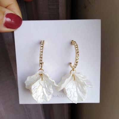 China Wholesale Fashion S925 High Quality YULUCH Needle Rhinestone Pearl C Resin Pearl Silvery Gold Petal Zinc Alloy Women's Earrings for sale