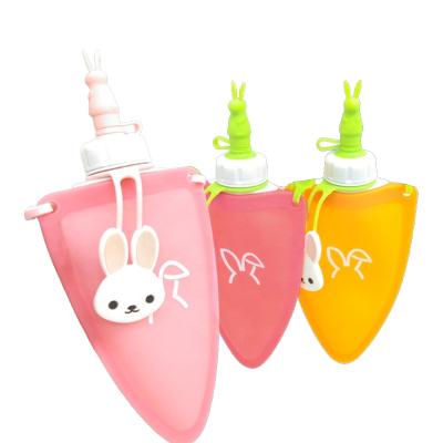 China Cute Carrot Style Food Grade Silicone Kids Sports Drink Water Bottle Portable Viable Cute Silicone Water Kettle Can Be Customized for sale